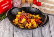 Тушеный картофель с говядиной в казане