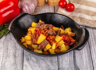 Тушеный картофель с говядиной в казане