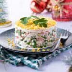 Слоеный салат из семги и сыра