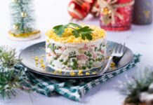 Слоеный салат из семги и сыра